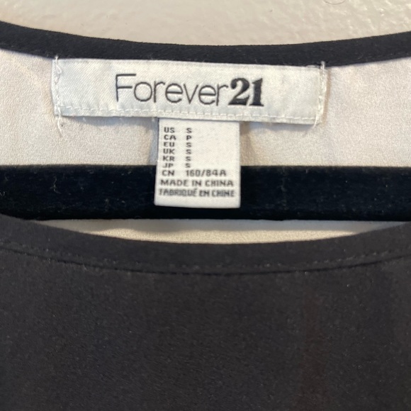 Forever 21 Black and Cream Short Sleeve Blouse - Picture 2 of 2